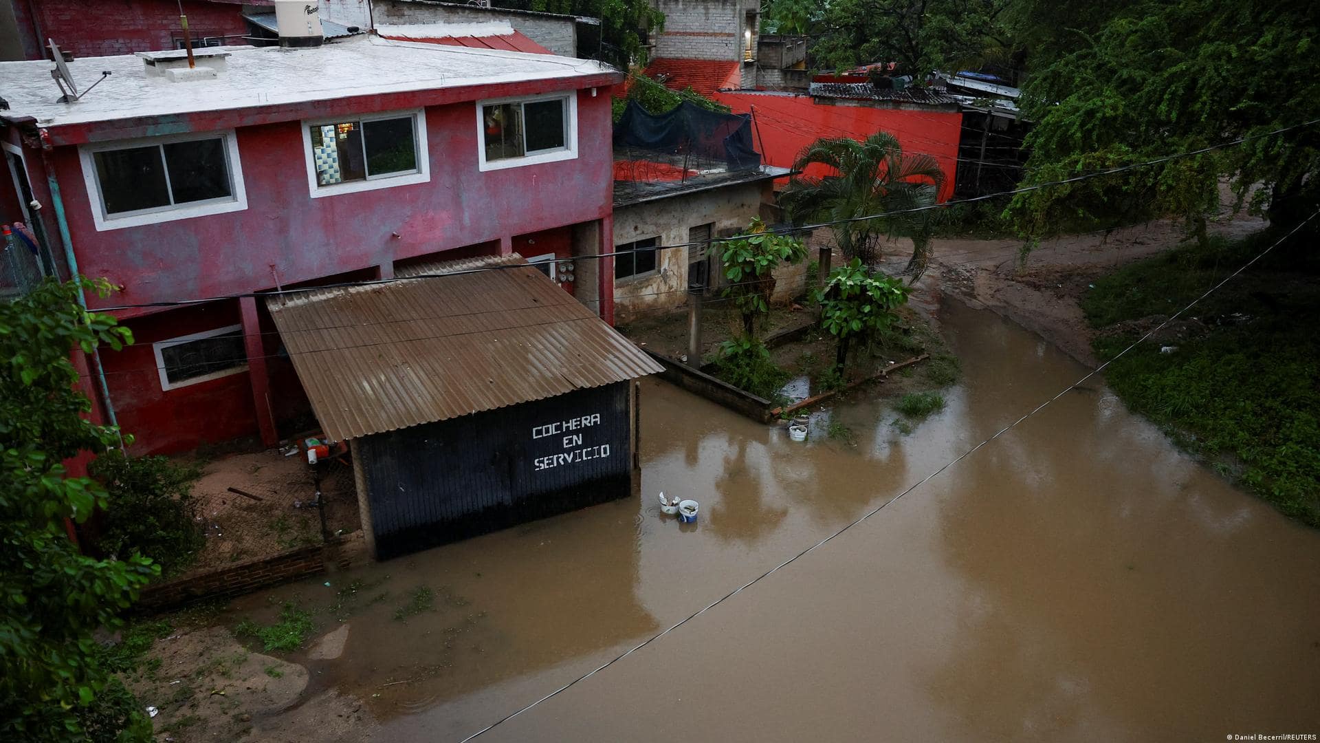 Hurricane Simon Batters Mexico's Pacific Coast, 28 Municipalities Under High Alert