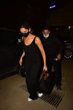 PICS: Lovebirds Deepika Padukone & Ranveer Singh Snapped At Dinner Date With Shakun Batra