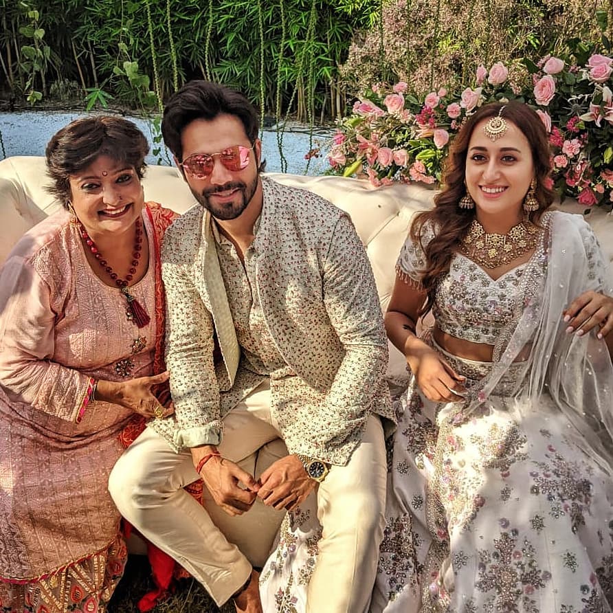 Arpita Khan poses for the media at Soha Ali Khan's Mehendi Ceremony Photo