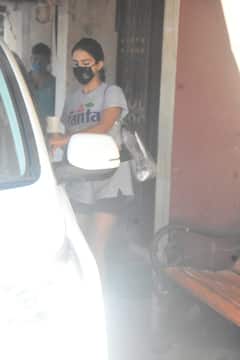 Daisy Shah Looks Fresh As A 'Daisy', Sara Ali Khan Spotted Post Workout Session