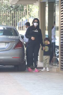Mom-To-Be Kareena Kapoor Khan With Taimur Ali Khan Snapped At Karishma Kapoor House