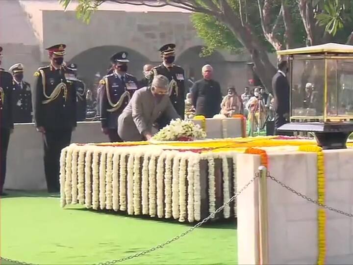 President Ram Nath Kovind pays tribute to Mahatma Gandhi at Raj Ghat in Delhi on the occasion of his death anniversary. (ANI Photo)