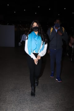 Eagle-Eyed Fans Spot Sridevi's Pic On Janhvi Kapoor's Phone Wallpaper As Actress Gets Snapped At Airport