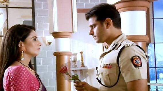 Gum Hai Kisi Ke Pyar Mein: Virat gives red roses to Pakhi!