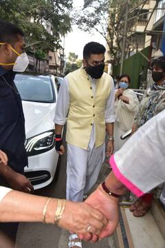 PICS: Abhishek Bachchan, Raveena Tandon & Other B-Town Celebs Attend Bunty Walia's Father's Prayer Meet