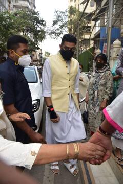PICS: Abhishek Bachchan, Raveena Tandon & Other B-Town Celebs Attend Bunty Walia's Father's Prayer Meet