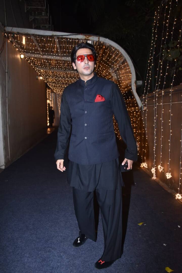 The 'Main Hoon Na' actor Zayed Khan looked dapper in a all-black outfit. He completed his look with a funky pair of glasses.