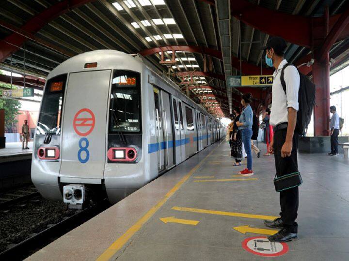 Delhi Metro Guideline DMRC deployed flying squad to ensure compliance of corona rules in delhi metro Delhi Metro Guideline: दिल्ली मेट्रो में कोरोना नियमों का उल्लंघन करना पड़ेगा महंगा, प्रशासन ने लिया ये फैसला
