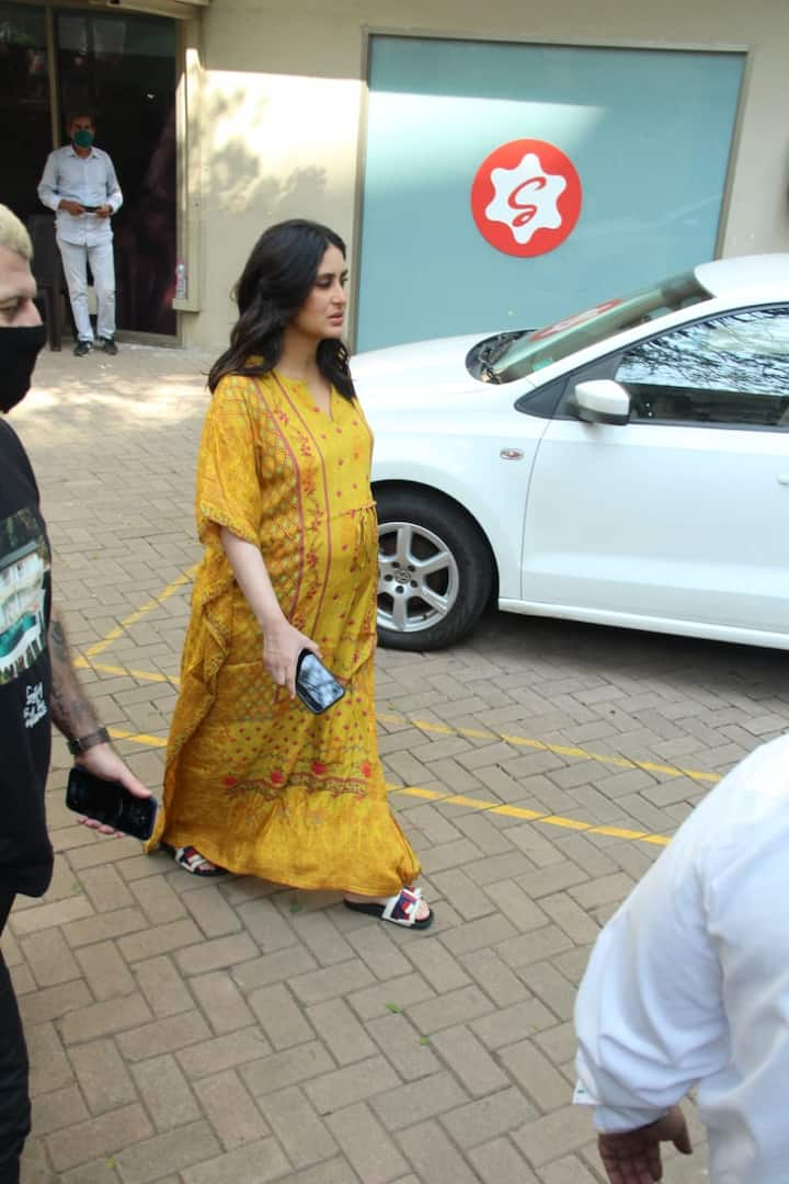 heavily pregnant kareena kapoor khan spotted in the city in mustard