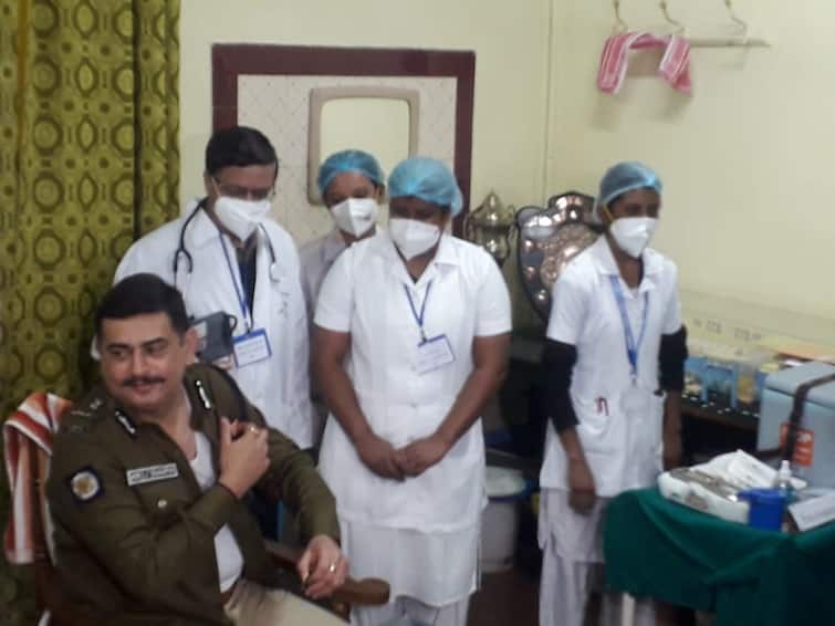Kolkata police personnel begin to receive corona vaccine from today প্রথম টিকা নিলেন নয়া এডিজি সিআইডি অনুজ শর্মা, আজ থেকে করোনা প্রতিষেধক দেওয়া শুরু হল কলকাতা পুলিশ কর্মীদের