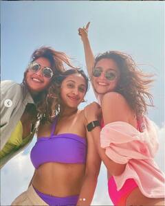 Alia in Maldives Photos: মলদ্বীপের সমুদ্রসৈকতে প্রিয় বন্ধুর সঙ্গে আলিয়া