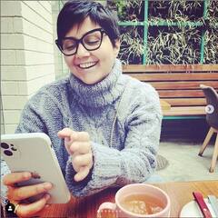 কলকাতার কাফেতে খোলামেলা স্বস্তিকা