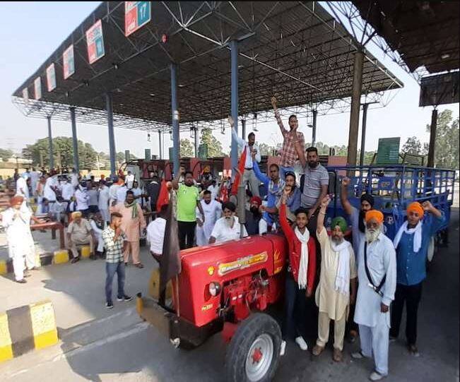 Farmers protest: The closure of toll plazas in Punjab and Haryana has cost the government about Rs 600 crore ਪੰਜਾਬ-ਹਰਿਆਣਾ 'ਚ ਟੋਲ ਪਲਾਜ਼ੇ ਬੰਦ ਕਰਨ 'ਤੇ ਸਰਕਾਰ ਨੂੰ ਕਰੀਬ 600 ਕਰੋੜ ਦਾ ਘਾਟਾ 