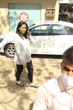 IN PICS | Kareena Kapoor Khan Spotted At A Clinic In Bandra; Is Good News Coming Soon?