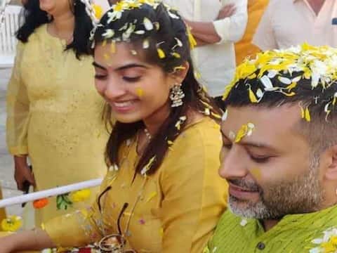 পরিচালক মনসুর খানের মেয়ে জায়ান খানের বিয়ে উপলক্ষে সাজ সাজ রব খান পরিবারে। তিনি আমির খানের ভাইঝি। বিয়ের অনুষ্ঠান ইতিমধ্যেই শুরু হয়েছে। অনুষ্ঠানের বেশ কিছু ছবি ভাইরাল হয়েছে সোশাল মিডিয়ায়।