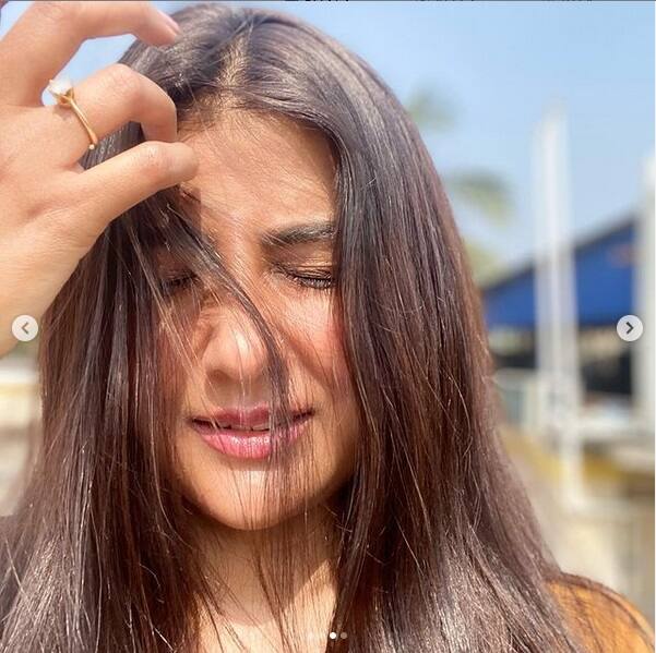 শীতের দুপুরের রোদ্দুরে মেকআপহীন পার্নো।