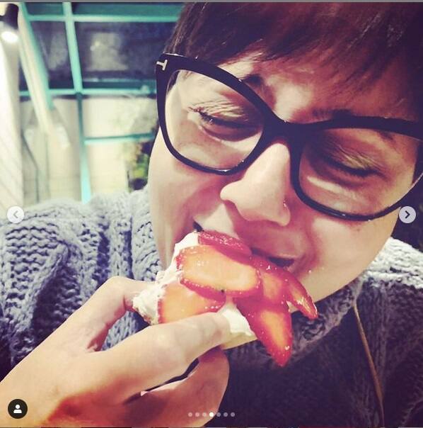 সঙ্গে ছিলেন পরিচালক সুদীপ্ত রায়, তিনিই তুলেছেন স্বস্তিকার ছবি।