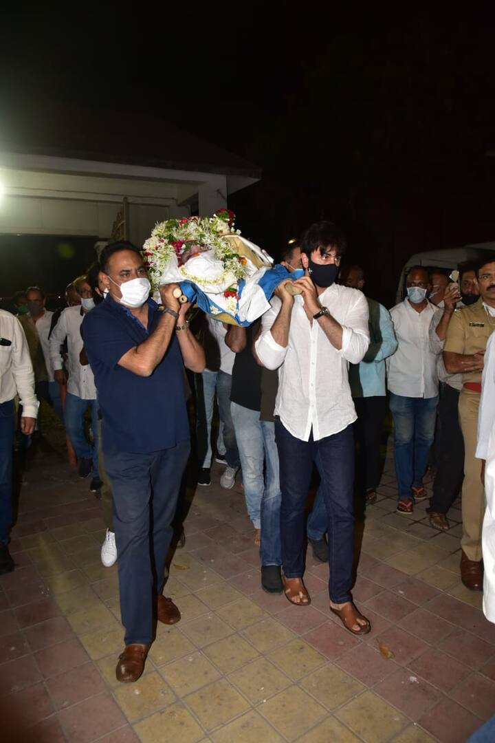 Rajiv Kapoor's nephew Ranbir Kapoor performed the last rites of his uncle at a crematorium in Chembur. The 'Brahmastra' actor was seen carrying his uncle's mortal remains on his shoulders. Here's a glimpse from the funeral procession!