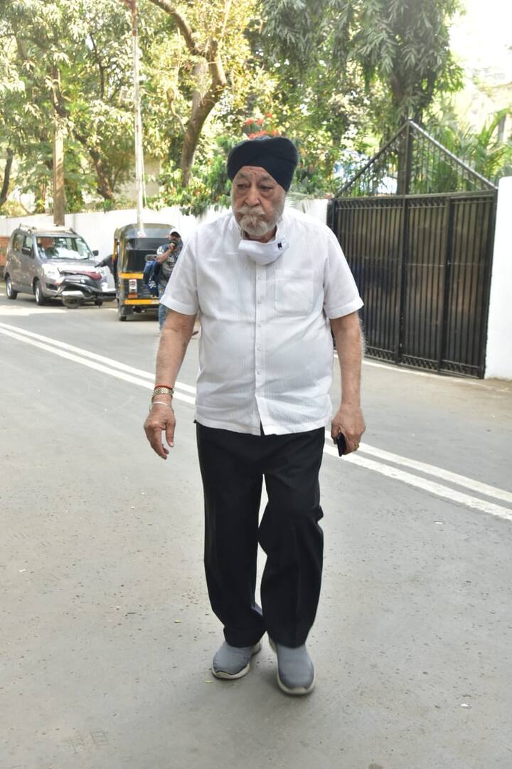 Many celebrities including Sanjay Kapoor, Chunky Pandey and others were spotted arriving at the late actor's residence in Chembur to offer their condolences.