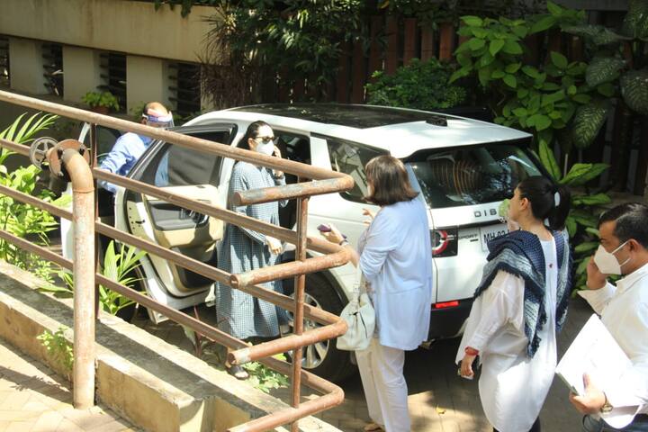 Rishi Kapoor's younger brother and actor Rajiv Kapoor passed away on Tuesday morning. As soon as the news broke out, nieces Karisma Kapoor and Kareena Kapoor rushed to Chembur hospital. (All PICS credit: Manav Manglani)