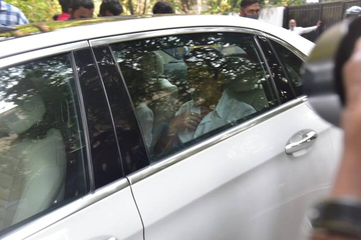 As soon as the news of his passing away broke out, many celebrities including Neil Nitin Mukesh, Neha Dhupia, Raveena Tandon and other B'Town celebrities took to their social media to offer their condolences.