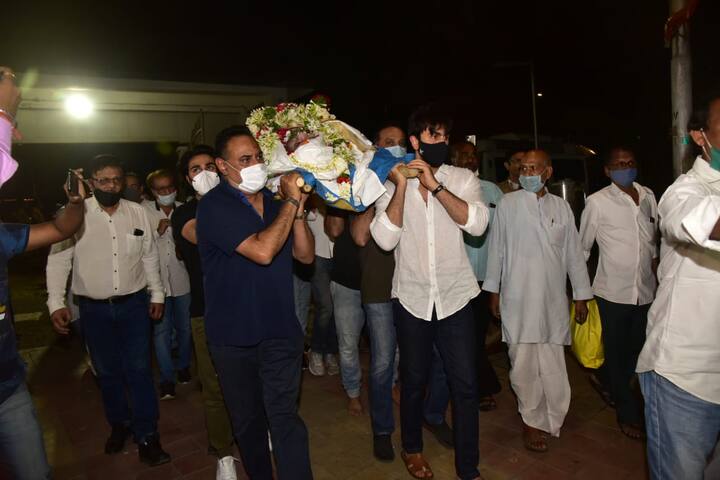 The entire Kapoor khan-daan gathered at their family residence in Chembur to bid adieu to Rajiv Kapoor, who passed away on February 9. Ranbir Kapoor was seen carrying the mortal remains of his uncle on his shoulders.