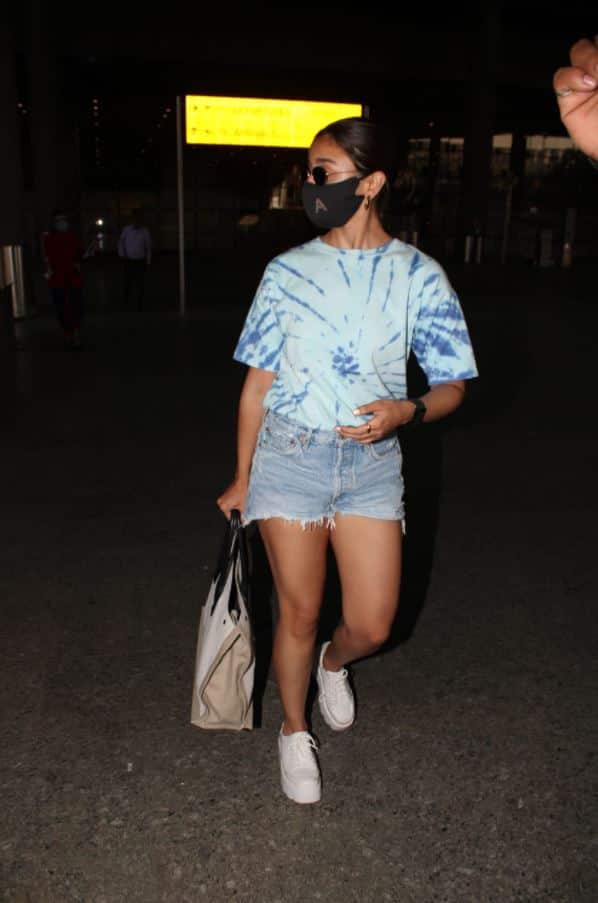 Bollywood actress Alia Bhatt was spotted with her sister Shaheen Bhatt, friends Akansha Ranjan Kapoor and Anusha Rajan at the Mumbai airport. The ‘Raazi’ actress had to cut short her Maldives vacation as Ranbir Kapoor’s uncle Rajiv Kapoor passed away on February 9.