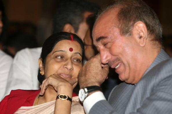 Former External Affairs Minister and late BJP leader Sushma Swaraj with veteran Congress leader Ghulam Nabi azad during a swearing-in ceremony at Rashtrapati Bhavan in New Delhi. (File Photo/ Getty)