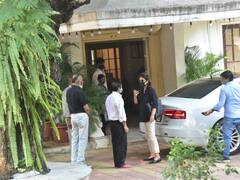 PICS: Ranbir, Neetu & Tara Arrive At Kapoor's Bungalow To Pay Last Respect To Rajiv Kapoor