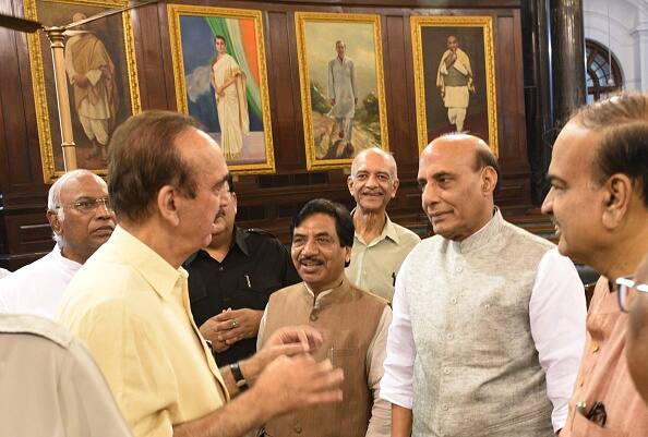 Congress leader Ghulam Nabi Azad with BJP leaders Rajnath Singh, Ananth Kumar and Satyanarayan Jatia during a floral tribute ceremony on the occasion of birth anniversary of Shri Bal Gangadhar Tilak at the Central Hall of Parliament House during the Monsoon session at Parliament house on July 23, 2018 in New Delhi. (File Photo/ Getty)