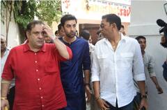 Rajiv Kapoor Death Photos: সঞ্জয় দত্তের সঙ্গে অভিনয় করার কথা ছিল রাজীবের, প্রয়াত তারকার বাড়িতে এলেন বলিউডের কলাকুশলীরা