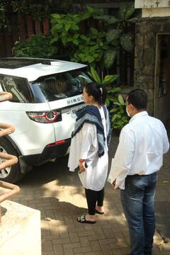 IN PICS l Nieces Karisma, Kareena Kapoor Rush To Chembur Hospital Where Rajiv Kapoor Breathed His Last
