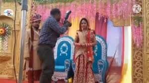 Groom smacks photographer during wedding photoshoot Wedding Video Viral: ক্যামেরাম্যানকে থাপ্পড়, হেসে কুটিপাটি নববধূ ; তারপর...