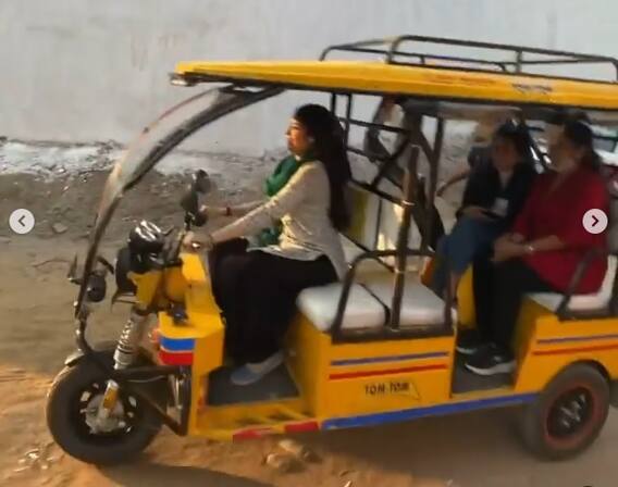ਈ-ਰਿਕਸ਼ਾ ਚਲਾਉਂਦੀ ਹੋਈ ਨਜ਼ਰ ਆਈ ਬੌਲੀਵੁੱਡ ਅਦਾਕਾਰਾ ਜਾਨ੍ਹਵੀਂ ਕਪੂਰ ਈ-ਰਿਕਸ਼ਾ ਚਲਾਉਂਦੀ ਹੋਈ ਨਜ਼ਰ ਆਈ ਬੌਲੀਵੁੱਡ ਅਦਾਕਾਰਾ ਜਾਨ੍ਹਵੀਂ ਕਪੂਰ