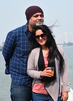 Valentine Day Photos: প্রেমের মরসুমে গঙ্গাবক্ষে নৌবিহার সৃজিত-মিথিলার