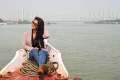 Valentine Day Photos: প্রেমের মরসুমে গঙ্গাবক্ষে নৌবিহার সৃজিত-মিথিলার