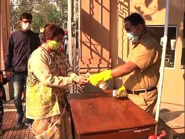 বেলুড়মঠের তরফে জানানো হয়েছে, শ্রীরামকৃষ্ণের মূল মন্দির, শ্রীমায়ের মন্দির, স্বামী ব্রহ্মানন্দের মন্দির ও স্বামীজীর মন্দিরে দর্শনার্থীরা যেতে পারবেন।