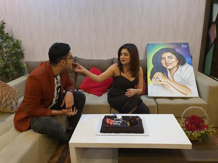 হাতে আঁকা একটি প্রতিকৃতি তাঁকে উপহার হিসাবে দেন অনুরাগীরা।