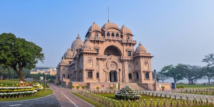 আজ থেকে দর্শনার্থীদের জন্য খুলে গেল বেলুড় মঠ। ২৫ মার্চ মঠ বন্ধ হয়েছিল। মাঝে ১৫ জুন বেলুড় মঠ খুললেও গত ২ অগাস্ট ফের বন্ধ হয়ে যায়। তারপর আবার আজ খুলল। তবে বেলুড় মঠ খুললেও দর্শনার্থীদের জন্য থাকছে বেশ কিছু বিধিনিষেধ।