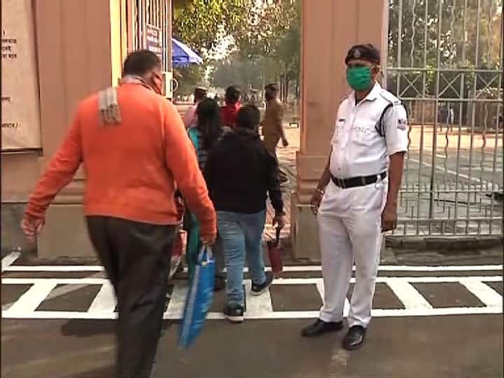 তারপর বুধবার থেকে মঠ খুলে দেওয়া হল পূণ্যার্থীদের জন্য। তবে অতিরিক্ত ভিড় এড়াতে আগামী ১৬ ফেব্রুয়ারি সরস্বতী পুজো, ১৫ মার্চ শ্রীরামকৃষ্ণের জন্মতিথি এবং ২১ মার্চ ঠাকুরের জন্মমহোত্সআবের দিন বেলুড় মঠে দর্শনার্থীরা প্রবেশ করতে পারবেন না।