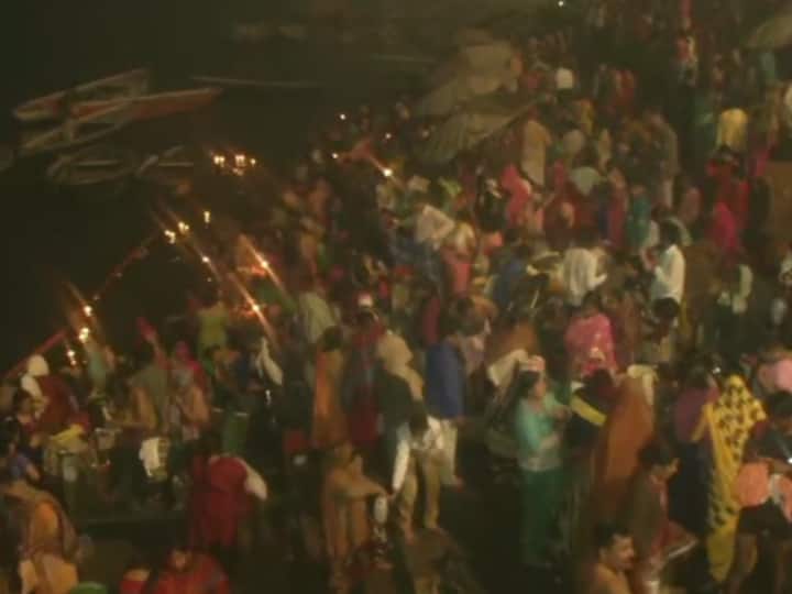 Thousands Take Holy Dip On 'Mauni Amavasya' Thousands Take Holy Dip On 'Mauni Amavasya'