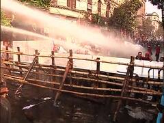 Left Front Youth Protest Photos: জলকামান, টিয়ার গ্যাস বনাম ইটবৃষ্টি, নবান্ন অভিযানে উঠে এল কী ছবি?