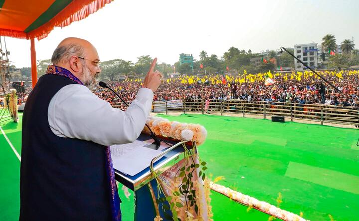 ‘মমতাদিদি একজন বিফল মুখ্যমন্ত্রী। সময় এসেছে তাঁকে বদলে দেওয়ার। আপনারা এমন সরকার বাংলায় বানাবেন না, যারা সারাক্ষণ কেন্দ্রীয় সরকারের সঙ্গে ঝগড়া করে! মোদী’জির হাতে বাংলাকে তুলে দিন। তার পর কেন্দ্রীয় সরকারের সঙ্গে বাংলাকে জুড়ে ‘ডবল ইঞ্জিন’-এ বাংলার উন্নয়ন হবে।...১০ বছর মমতাদিদিকে দিয়েছেন। এবার পাঁচটা বছর মোদীজিকে দিন। কথা দিচ্ছি, পাঁচ বছরের মধ্যে সোনার বাংলা বানিয়ে দেখাব’।