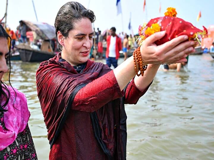 Prayagraj: Congress leader Priyanka Gandhi Vadra offered prayers in Sangam on the occasion of Mauni Amavasya during the ongoing Magh Mela, Thursday, Feb. 11, 2021. (PTI Photo)