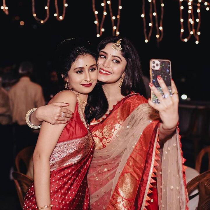 দিদির বিয়ে, আনন্দের রেশ যেন কাটতেই চাইছে না নায়িকা ঋতাভরীর। সোশ্যাল মিডিয়ায় শেয়ার করলেন দিদি চিত্রাঙ্গদা শতরূপার বাগদানের বিভিন্ন মূহূর্তের ছবি।