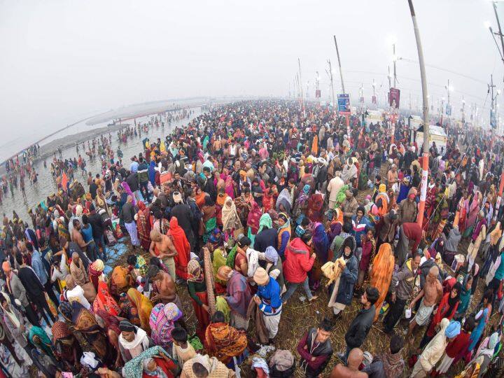 Devotees gather to take a holy dip at Sangam, confluence of River Ganga, Yamuna and Saraswati, on 'Mauni Amavasya' during the ongoing annual 'Magh Mela' festival in Prayagraj. (Image: PTI)