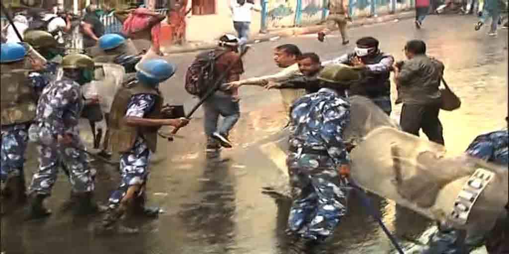 Left Front Youth Protest LIVE: মৌলালিতে বাম ছাত্র-যুব সংগঠনের অবরোধ তুলল পুলিশ, লাঠিচার্জ Left Front Youth Protest LIVE Updates: protest march towards Nabanna, fight with the police in Dharmatala Left Front Youth Protest LIVE: মৌলালিতে বাম ছাত্র-যুব সংগঠনের অবরোধ তুলল পুলিশ, লাঠিচার্জ