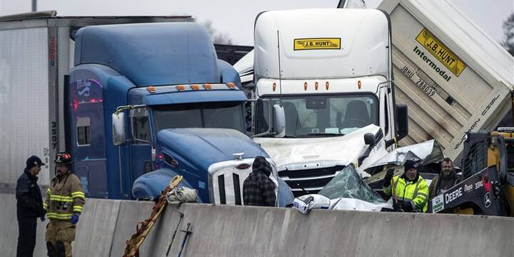 ਅੱਗ ਬੁਝਾਊ ਵਿਭਾਗ ਦਾ ਕਹਿਣਾ ਹੈ ਕਿ ਬਹੁਤ ਸਾਰੇ ਲੋਕ ਅਜੇ ਵੀ ਵਾਹਨਾਂ ਦੇ ਢੇਰ ਹੇਠ ਦੱਬੇ ਹੋਏ ਹਨ। ਸਾਰੀਆਂ ਏਜੰਸੀਆਂ ਰਾਹਤ ਤੇ ਬਚਾਅ ਕਾਰਜਾਂ ਵਿਚ ਜੁਟੀਆਂ ਹੋਈਆਂ ਹਨ। ਮੌਸਮ ਵਿਗਿਆਨੀ ਤੇ ਤੂਫਾਨ ਬਾਰੇ ਤੁਰੰਤ ਜਾਣਕਾਰੀ ਦੇਣ ਵਾਲੀ ਜੇਸਨ ਮੈਕਲੌਫਲਿਨ ਨੇ ਟਵਿੱਟਰ 'ਤੇ ਇਸ ਭਿਆਨਕ ਟੱਕਰ ਦੀਆਂ ਤਸਵੀਰਾਂ ਸ਼ੇਅਰ ਕੀਤਾ ਹੈ।