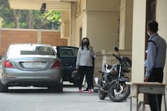 PICS: Nine-Month Pregnant Kareena Kapoor Khan Snapped At BFF Amrita Arora's Home In Mumbai