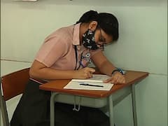 School Reopen Photos: ১১ মাস পরে স্কুলে ফেরা, হাজির ১০০ শতাংশ পড়ুয়া